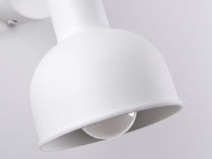 Miniaturka 3 - Metalowy klosz białego kinkietu z widoczną żarówką od spodu