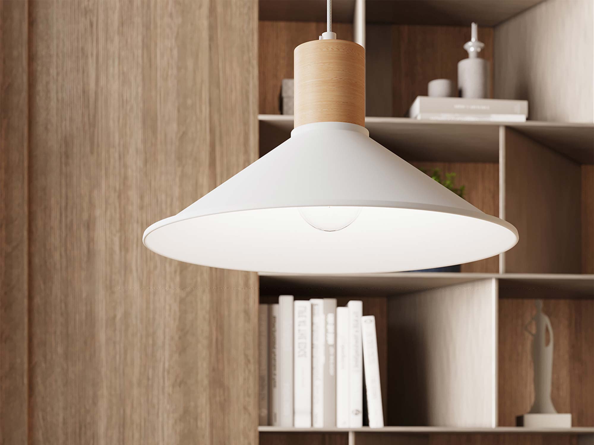 Biała lampa wisząca z drewnianym elementem w aranżacji przy regale
