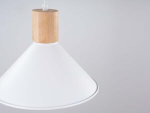 Miniaturka 6 - Biały stożkowy klosz lampy wiszącej z drewnianym wykończeniem u góry