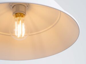 Miniaturka 7 - Wnętrze białego klosza lampy z żarówką LED świecącą