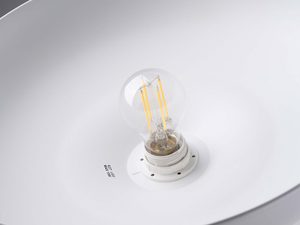 Miniaturka 10 - Wnętrze białego klosza lampy z żarówką filamentową LED
