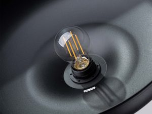 Miniaturka 11 - Żarówka filamentowa LED zamontowana wewnątrz czarnego klosza lampy