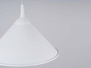 Miniaturka 8 - Detal stożkowego klosza lampy wiszącej białej metalowej