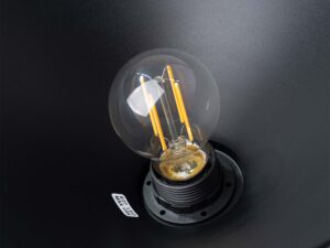 Miniaturka 10 - Żarówka LED filamentowa w gnieździe lampy wiszącej czarnej zbliżenie