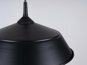 Miniaturka 6 - Detal górnej części klosza lampy wiszącej czarnej metalowej