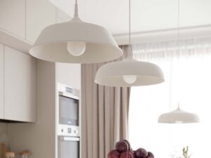 Miniaturka 15 - Trzy białe lampy wiszące metalowe w aranżacji kuchni