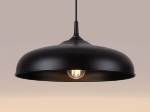Miniaturka 4 - Lampa wisząca czarna metalowa ze świecącą żarówką zbliżenie