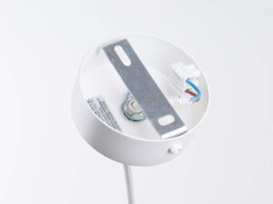 Miniaturka 10 - Wnętrze podsufitki lampy wiszącej białej z okablowaniem i kostką