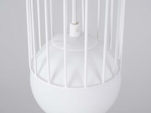 Miniaturka 9 - Detal kuli szklanej i metalowej klatki lampy wiszącej zbliżenie