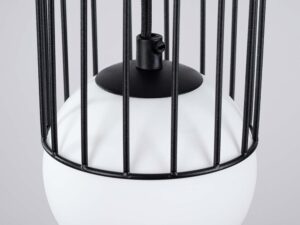 Miniaturka 7 - Detal szklanej kuli z dekoracyjną czapką wewnątrz metalowej klatki zbliżenie