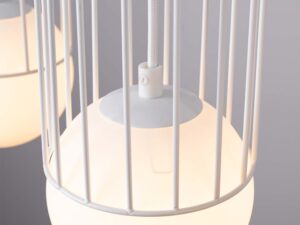 Miniaturka 8 - Detal kuli szklanej z metalową klatką lampy wiszącej świecący zbliżenie