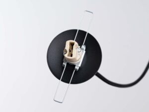 Miniaturka 13 - Detal gniazda G9 z uchwytem sprężynowym lampy wiszącej trójpunktowej zbliżenie