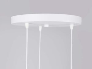 Miniaturka 8 - Detal podsufitki lampy wiszącej z kablami tekstylnymi zbliżenie