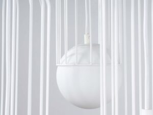 Miniaturka 11 - Detal szklanej kuli między prętami metalowej klatki lampy wiszącej zbliżenie