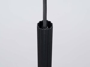 Miniaturka 4 - Górna część ryflowanego cylindrycznego klosza lampy czarnej z przewodem zbliżenie