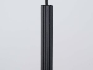 Miniaturka 5 - Detal ryflowanego cylindrycznego klosza lampy wiszącej czarnej zbliżenie