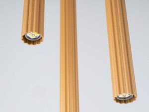 Miniaturka 6 - Detal trzech ryflowanych cylindrycznych kloszy lampy wiszącej złotej z diodami LED