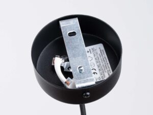 Miniaturka 10 - Wnętrze czarnej podsufitki lampy z kostką elektryczną i mocowaniem