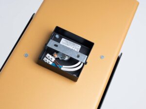 Miniaturka 5 - Wnętrze kinkietu z gniazdami G9 i okablowaniem elektrycznym