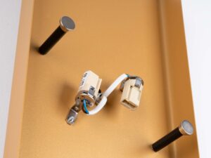 Miniaturka 6 - Detal kinkietu z zamontowanymi żarówkami LED G9