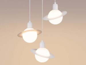 Miniaturka 5 - Potrójna lampa sufitowa Saturn biała ze świecącymi kulami ciepłe światło zbliżenie