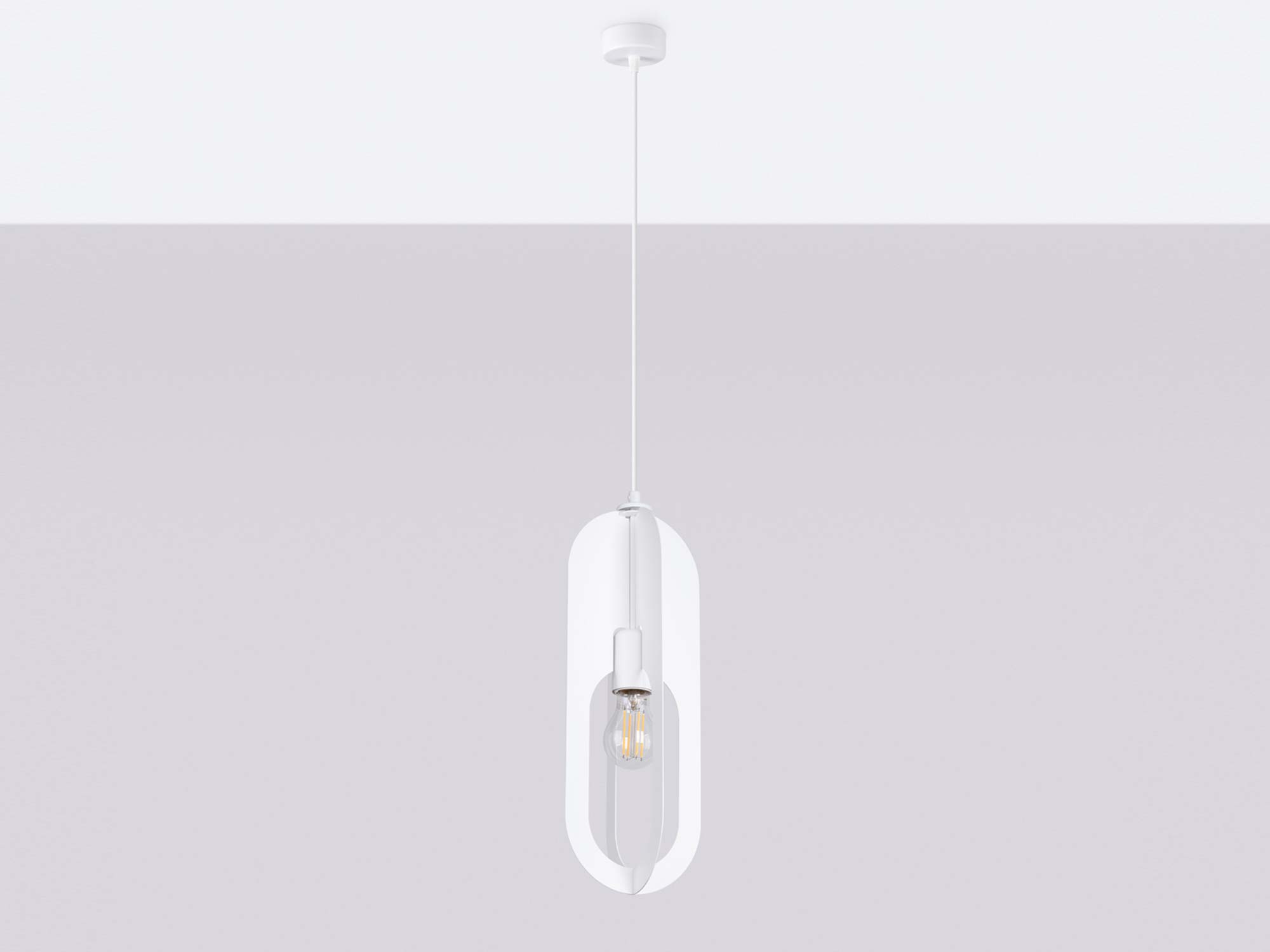 Biała lampa wisząca z owalnym kloszem ażurowym na szarym tle