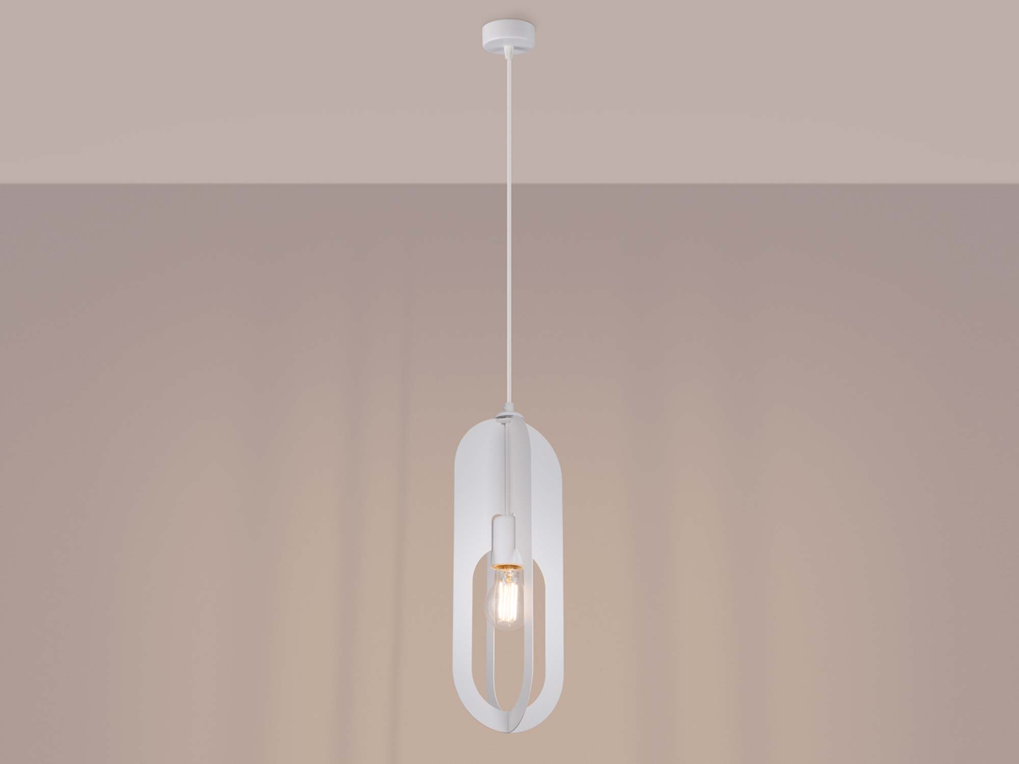 Lampa wisząca biała z owalnym kloszem ażurowym ze świecącą żarówką