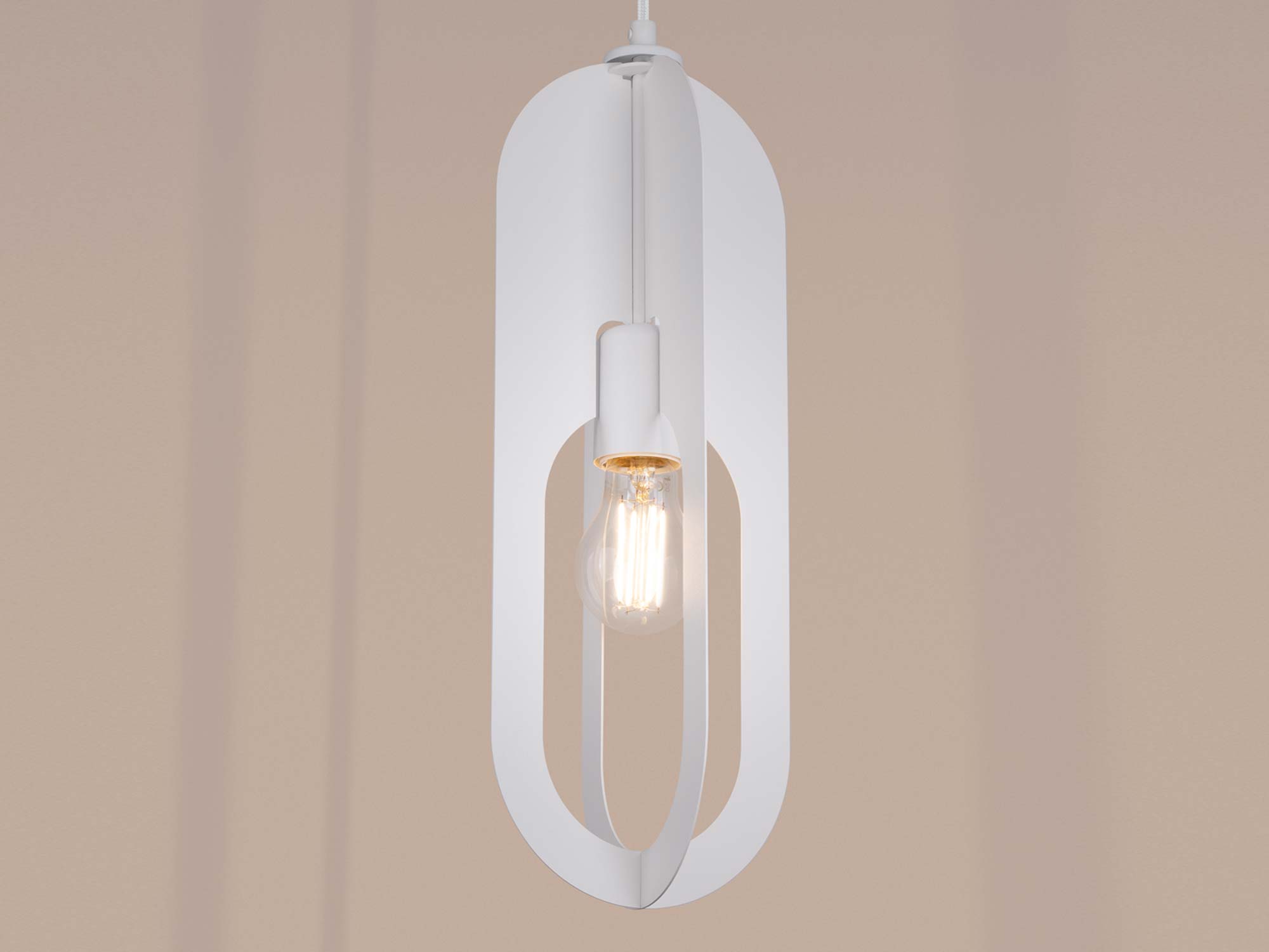 Lampa wisząca biała z owalnym kloszem ażurowym ze świecącą żarówką zbliżenie