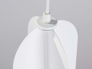Miniaturka 13 - Górna część białej lampy wiszącej z metalowymi płatkami klosza