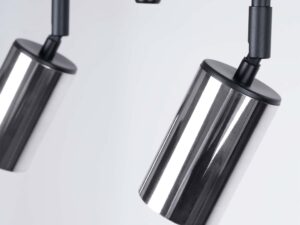 Miniaturka 6 - Detal dwóch chromowanych reflektorów cylindrycznych plafonu z czarnymi mocowaniami zbliżenie
