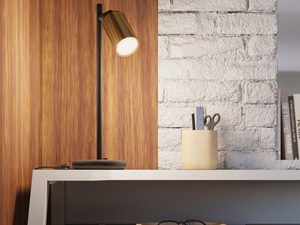 Miniaturka 14 - Lampa biurkowa ze złotym kloszem w aranżacji domowego biura