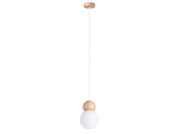 Wisząca lampa bukowa z mleczną kulą szklaną na białym tle