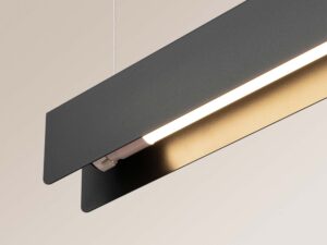 Miniaturka 7 - Detal klosza lampy liniowej LED czarnej ze świecącym paskiem zbliżenie