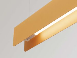 Miniaturka 6 - Detal klosza lampy liniowej LED musztardowej ze świecącym paskiem zbliżenie