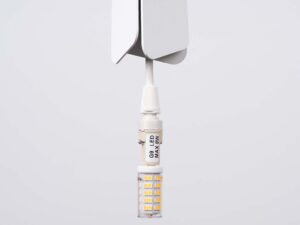 Miniaturka 10 - Żarówka LED G9 w gnieździe lampy wiszącej białej zbliżenie