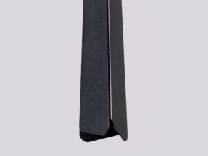 Miniaturka 5 - Detal klosza lampy wiszącej czarnej trójkątnej zbliżenie