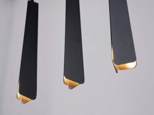 Miniaturka 7 - Trzy klosze lampy wiszącej czarnej ze świecącymi żarówkami złote wnętrze