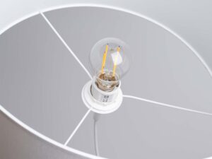Miniaturka 6 - Żarówka filamentowa w gnieździe E27 lampy wiszącej z abażurem zbliżenie