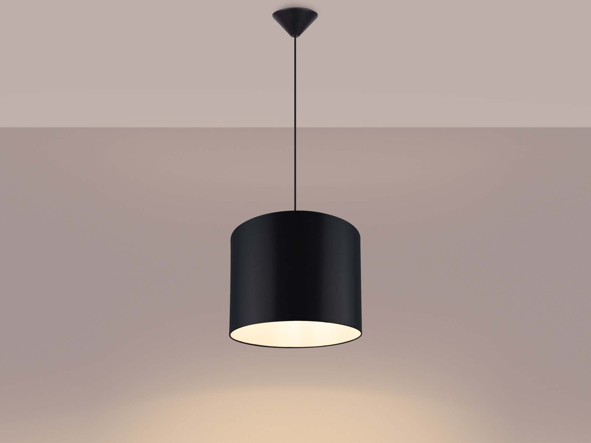 Lampa wisząca z czarnym abażurem świecąca ciepłe światło