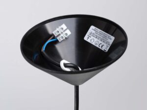 Miniaturka 4 - Wnętrze czarnej stożkowej podsufitki lampy wiszącej z okablowaniem