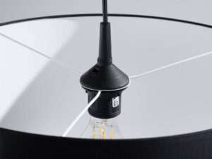Miniaturka 4 - Mocowanie żarówki LED wewnątrz czarnego abażura lampy wiszącej zbliżenie