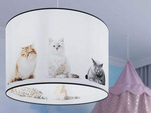 Miniaturka 10 - Zbliżenie abażura z grafiką trzech kotów różnych ras