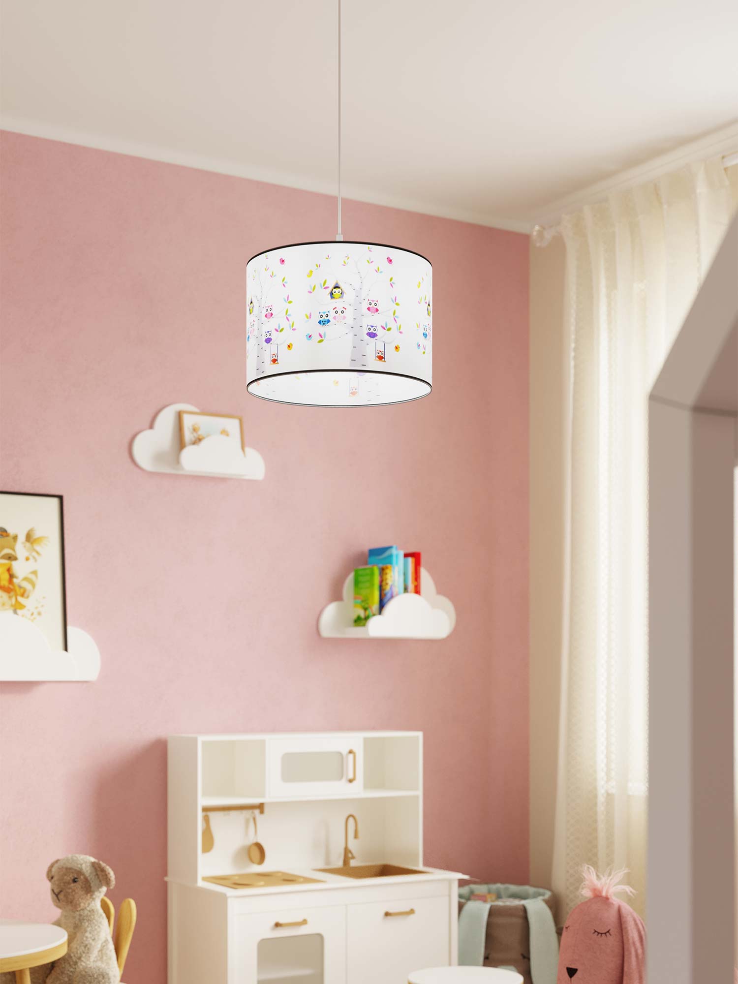 Kolorowa lampa z sówkami w aranżacji różowego pokoju dziewczynki