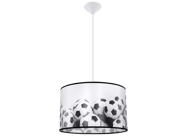 Lampa wisząca z abażurem pokrytym piłkami nożnymi