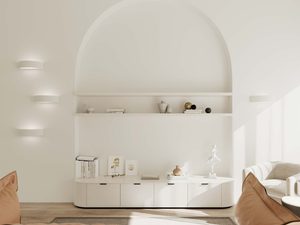 Miniaturka 5 - Kinkiety ceramiczne białe w aranżacji jasnego salonu z półkami