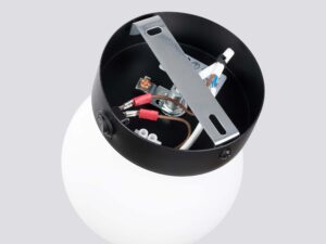 Miniaturka 3 - Wnętrze podstawy kinkietu z uchwytem montażowym i okablowaniem