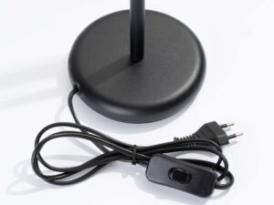 Miniaturka 3 - Detal okrągłej podstawy czarnej lampy z kablem i włącznikiem