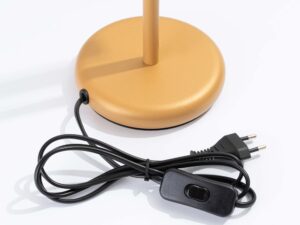 Miniaturka 3 - Detal okrągłej podstawy złotej lampy z przewodem i włącznikiem