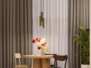 Miniaturka 9 - Lampa wisząca oliwkowa nad okrągłym stołem dębowym w aranżacji jadalni