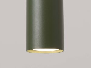 Miniaturka 4 - Detal cylindrycznego klosza lampy oliwkowej z widocznym źródłem światła
